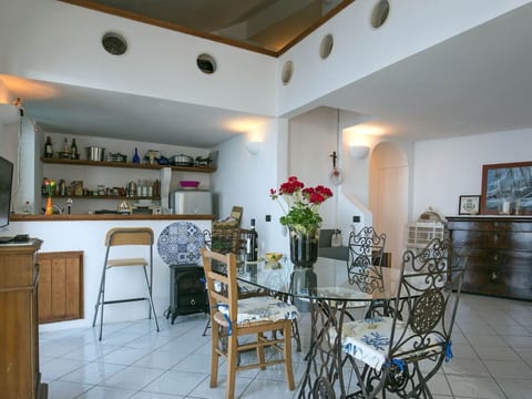 Villa auf einer natürlichen Klippe mit Blick auf das Meer, nur wenige Schritte