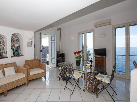 Villa auf einer natürlichen Klippe mit Blick auf das Meer, nur wenige Schritte