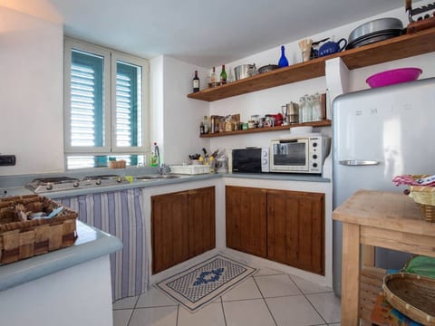 Villa auf einer natürlichen Klippe mit Blick auf das Meer, nur wenige Schritte