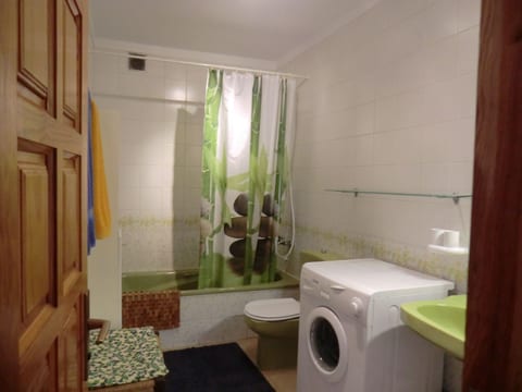 Ruhige Ferienwohnung mit Pool und Meerblick