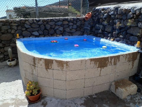 Haus mit Schwimmbad-Whirlpool in ruhiger Umgebung.