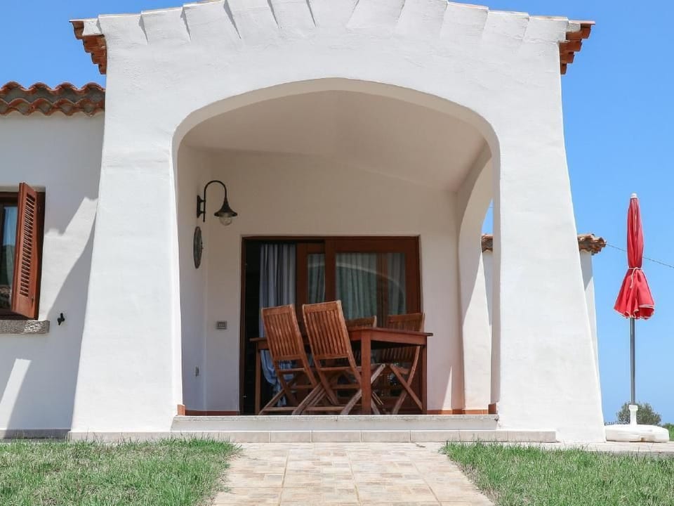 Villa con piscina compartida y vista al mar - Agrustos
