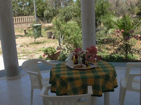 Kleine Villa mit geschlossenem Garten in Parabita