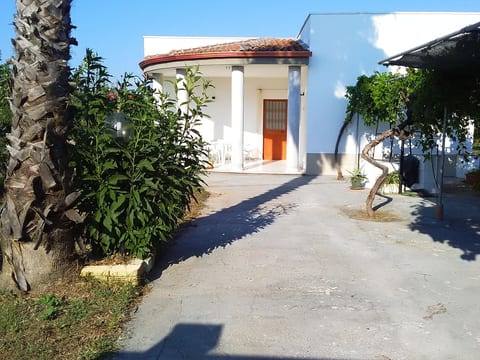 Kleine Villa mit geschlossenem Garten in Parabita