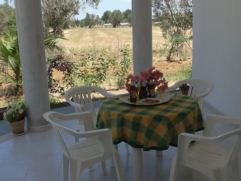 Kleine Villa mit geschlossenem Garten in Parabita