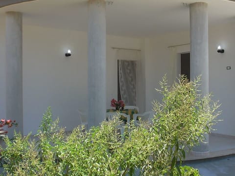 Kleine Villa mit geschlossenem Garten in Parabita