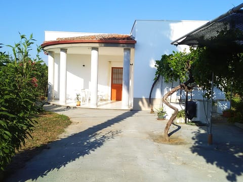 Kleine Villa mit geschlossenem Garten in Parabita