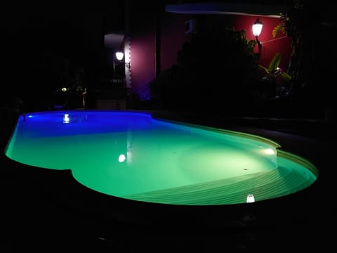 Villa Maya' Anwesen mit Infinity Pool