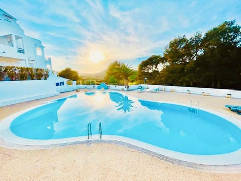 mit Pool, umgeben von Natur