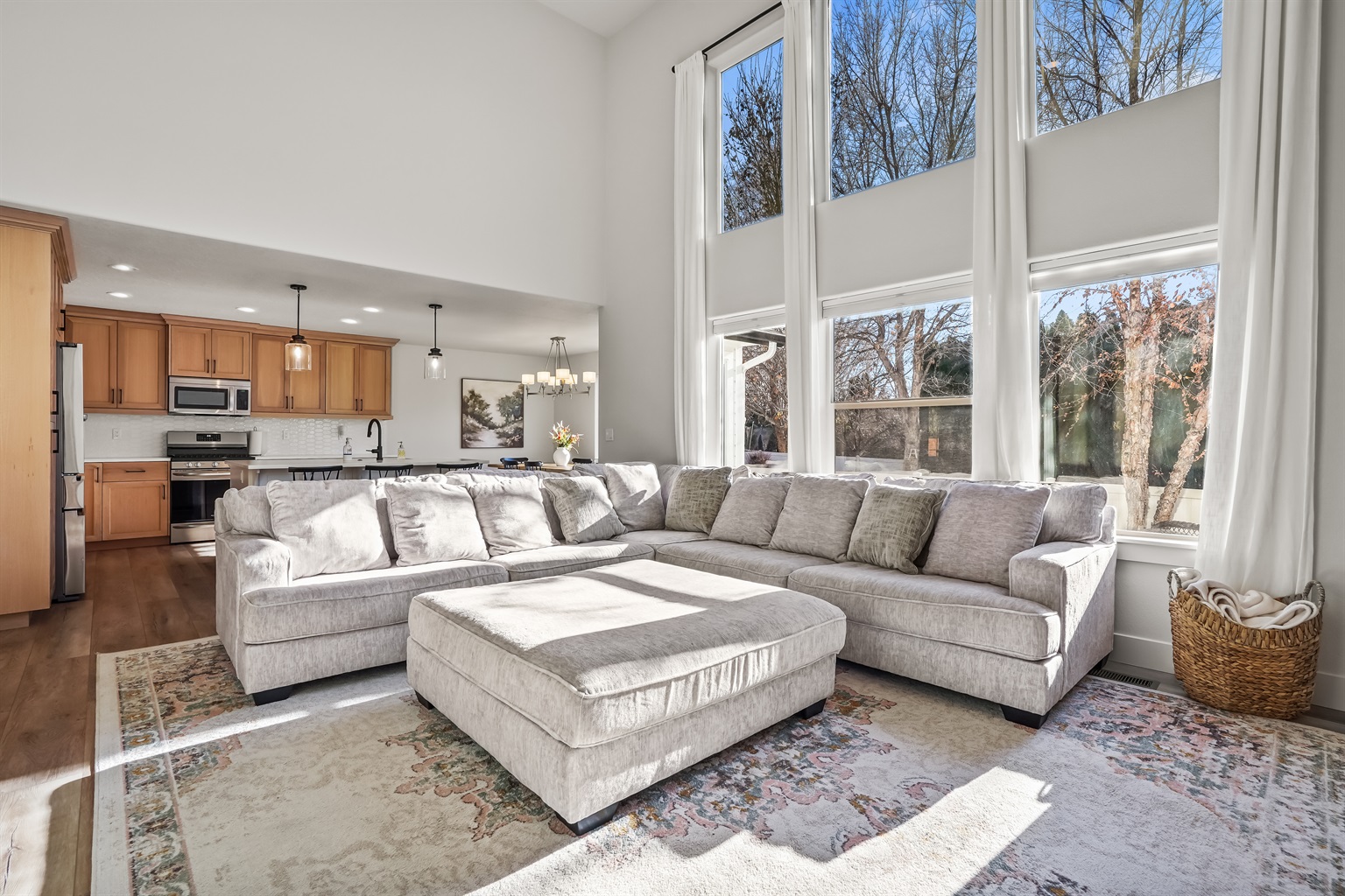 spacious-5-bedroom-retreat-with-pool-access/