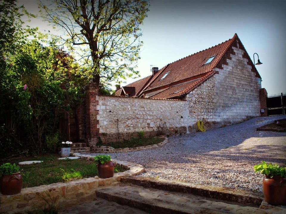 Liebevoll renoviertes Ferienhaus als Teil eines kleinen Bauernhauses mit abgesc - Mont-Saint-Éloi