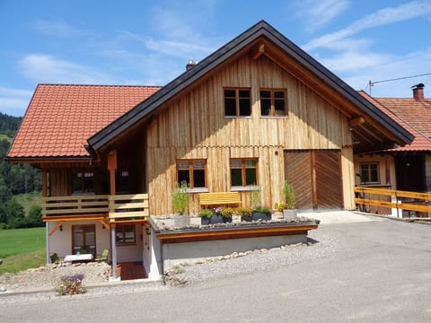 am Waldrand, ideal für Bergsport