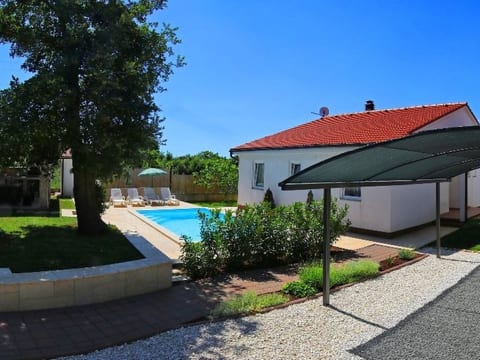 Haus Daniela mit überdachter Terrasse und Pool