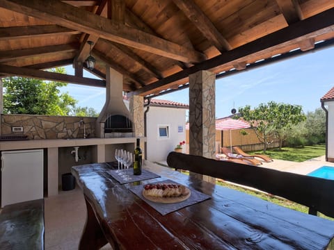 Haus Daniela mit überdachter Terrasse und Pool
