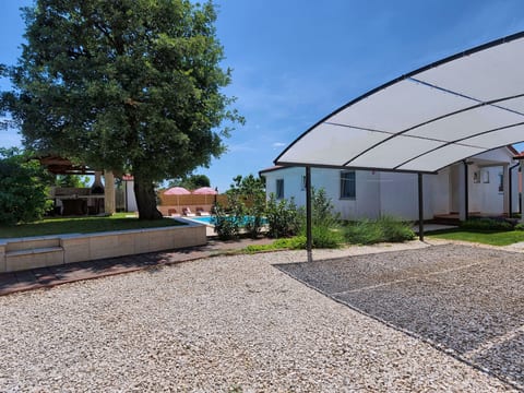 Haus Daniela mit überdachter Terrasse und Pool