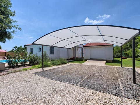 Haus Daniela mit überdachter Terrasse und Pool