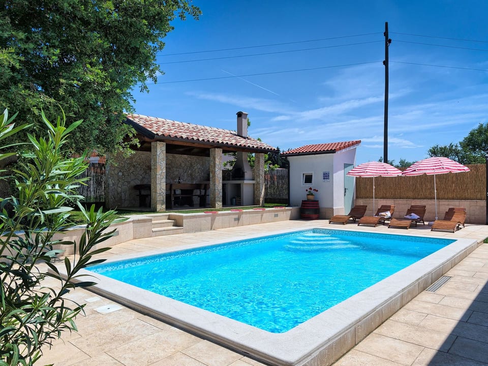 Maison Daniela avec terrasse couverte et piscine - Divšići