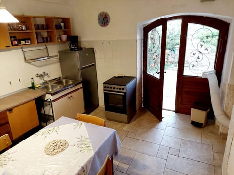 Wohnung in Zavala mit schönem Garten