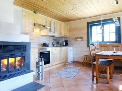 Gemütliches Blockhaus mit Kamin im Oviksfjäll