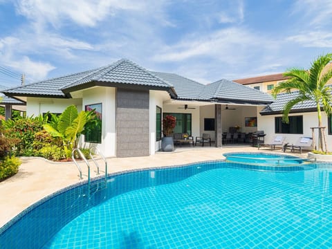 Villa Pattaya Hill, minutes from the city and beach