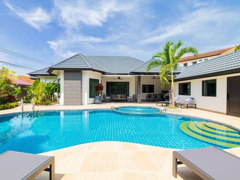 Villa Pattaya Hill, minutes from the city and beach