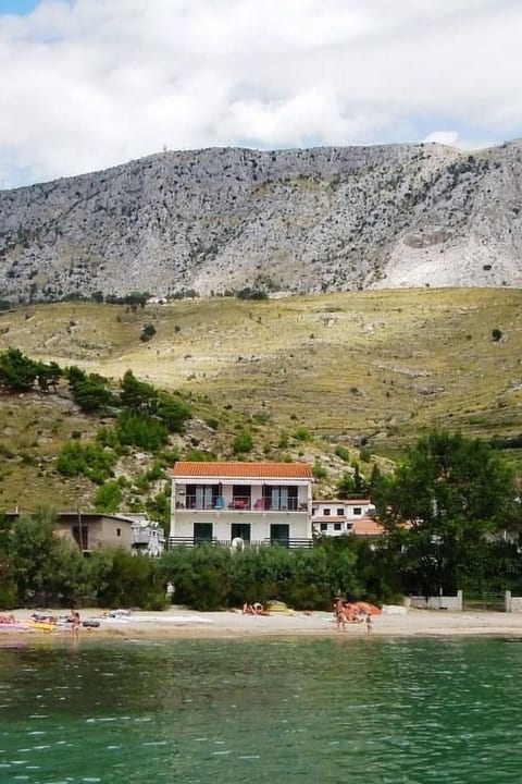 Große Ferienwohnung in Duće mit Privatem Balkon und Meerblick