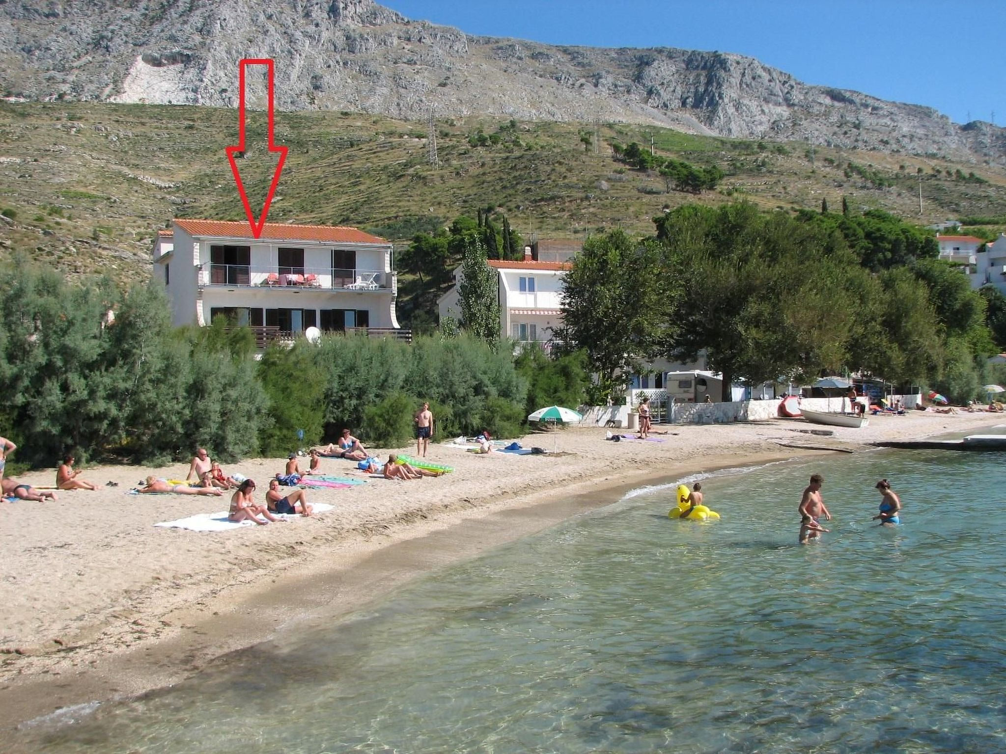 Große Ferienwohnung in Duće mit Privatem Balkon und Meerblick