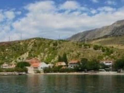 Große Ferienwohnung in Duće mit Privatem Balkon und Meerblick