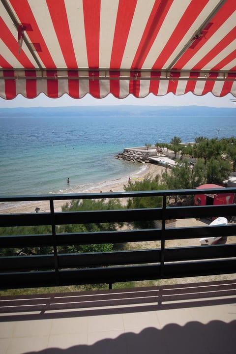 Große Ferienwohnung in Duće mit Privatem Balkon und Meerblick