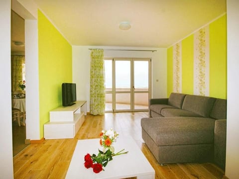 Moderne Ferienwohnung mit Balkonen mit Meerblick