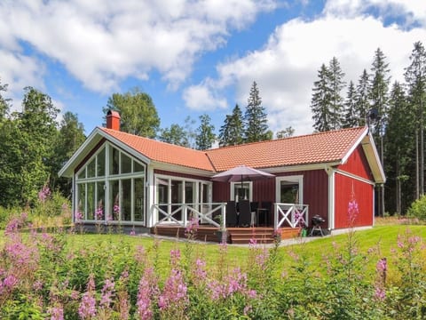 Modernes Haus mit hellem Dekor, mit Blick auf den See