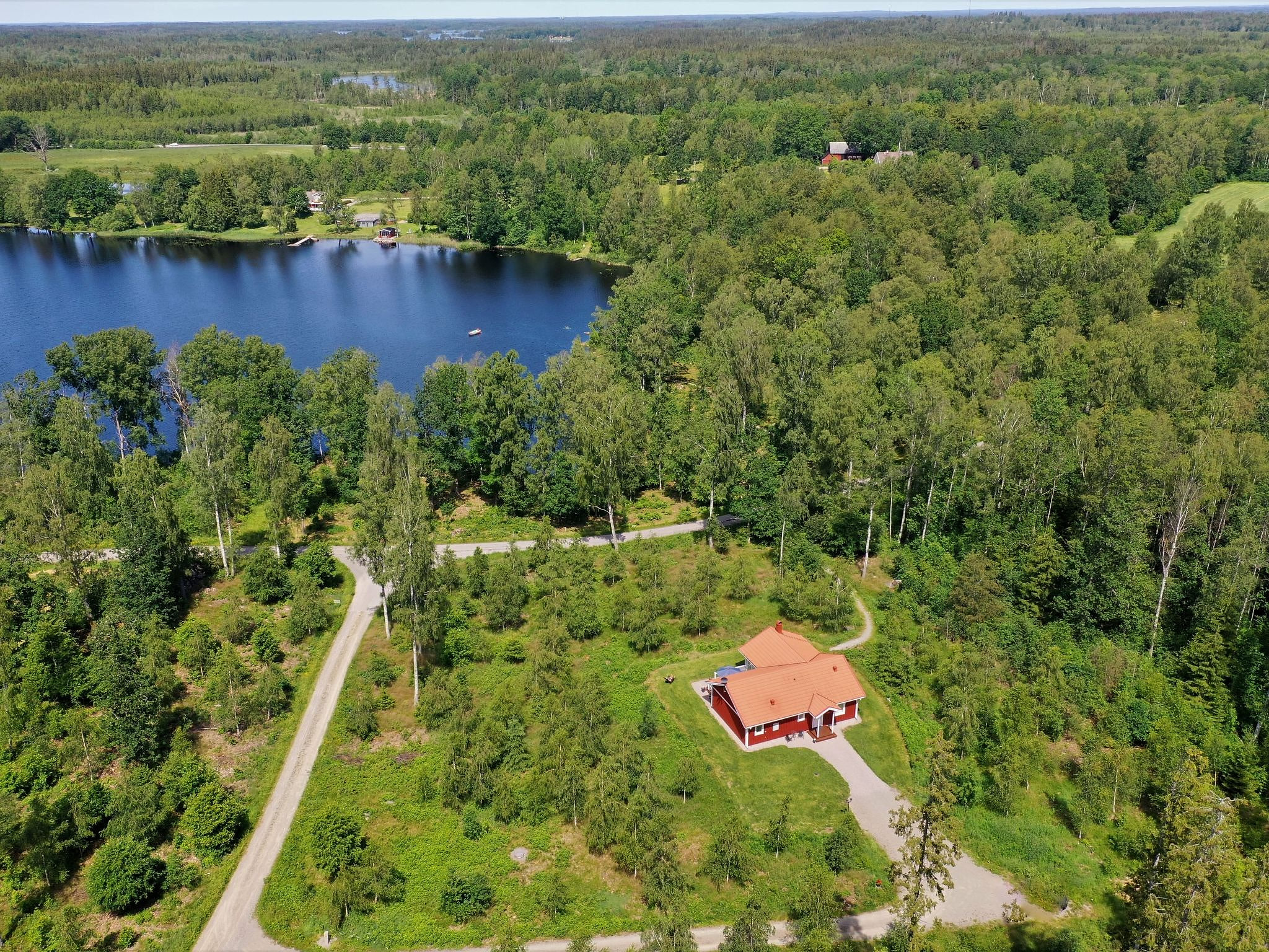 Modernes Haus mit hellem Dekor, mit Blick auf den See