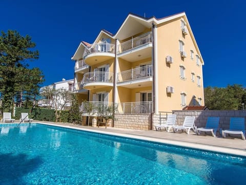 Wohnung in Jadranovo mit Grill, gemeinschaftlichem Pool und Terrasse