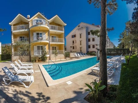 in Jadranovo mit Terrasse, gemeinschaftlichem Pool und Garten