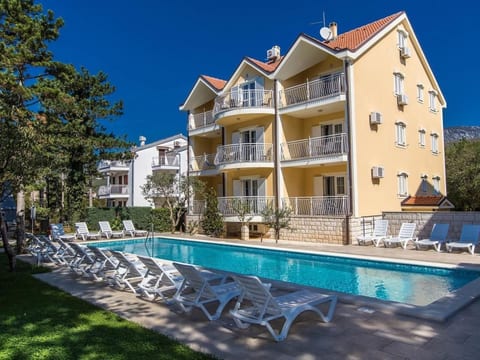 in Jadranovo mit Terrasse, gemeinschaftlichem Pool und Garten