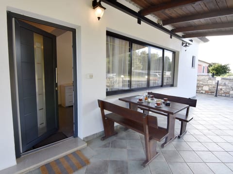 Zweizimmerwohnung mit großer Terrasse in Grupija
