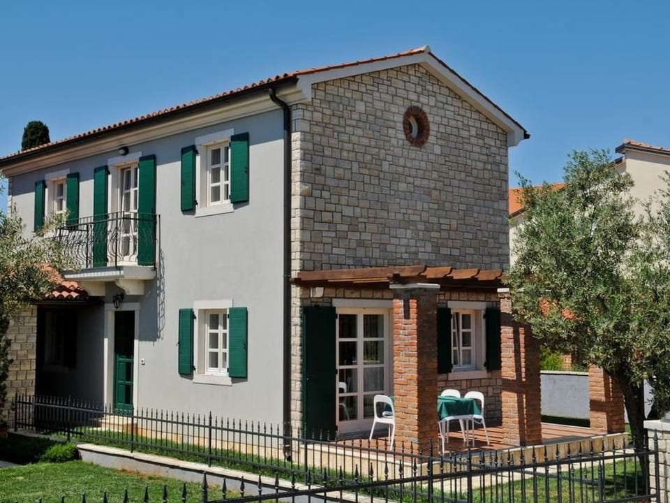 Großzügiges Ferienhaus mit Pool und Sonnenterrasse - Dračevac