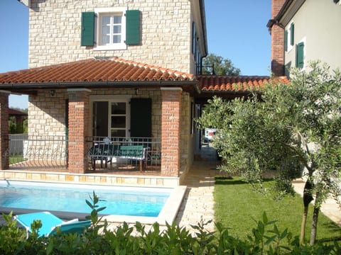 Großzügiges Ferienhaus mit Pool und Sonnenterrasse