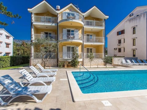 Wohnung in Jadranovo mit Terrasse, Garten und gemeinschaftlichem Pool