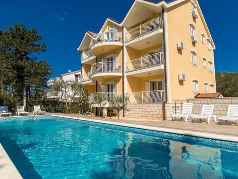 Wohnung in Jadranovo mit Terrasse, Garten und gemeinschaftlichem Pool