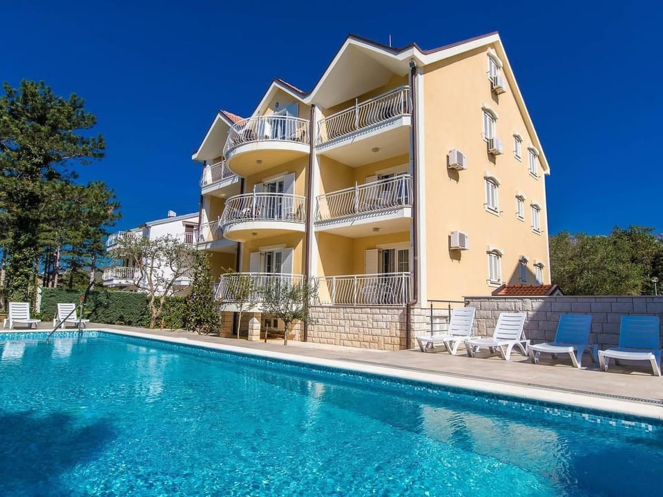 Wohnung in Jadranovo mit Terrasse, Garten und gemeinschaftlichem Pool - Crikvenica
