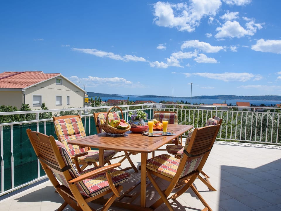 Casa acogedora con gran terraza - Kaštel Lukšić