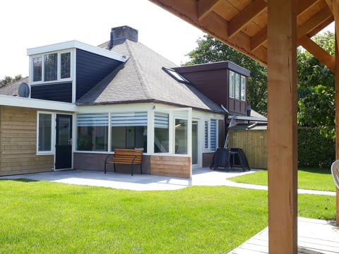 mit privatem Garten und Terrasse