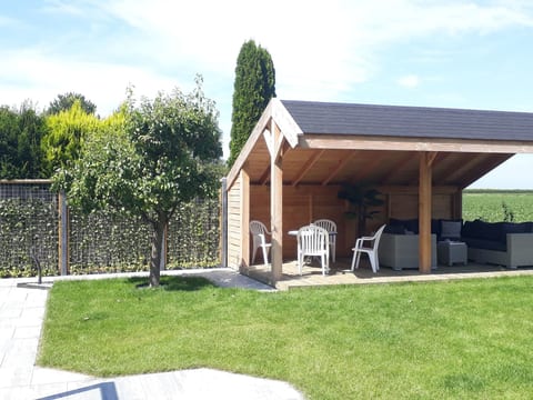 mit privatem Garten und Terrasse