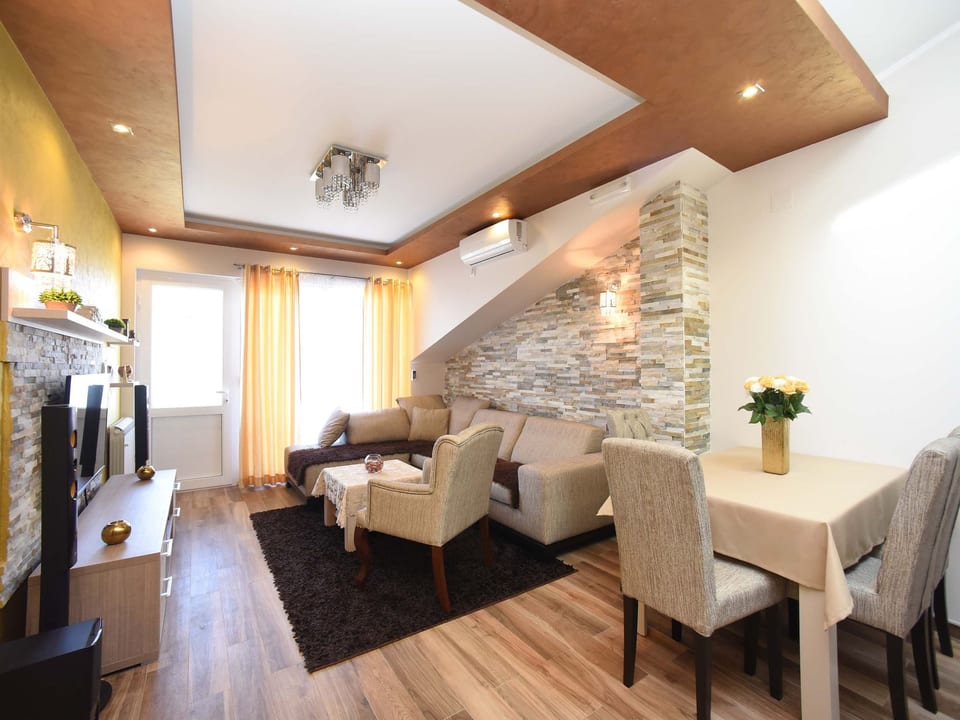 Apartamento con terraza en la azotea - Tivat