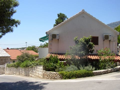 für 3 Personen  + 1 Kind ca. 55 m&sup2; in Bol, Adriaküste Kroatien (Kroatische