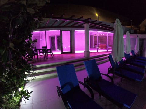 Große Ferienwohnung mit Pool, Garten und Terrasse