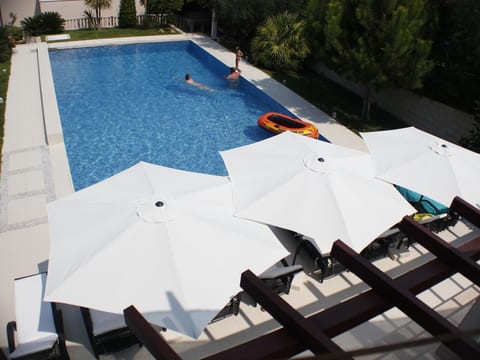 Große Ferienwohnung mit Pool, Garten und Terrasse