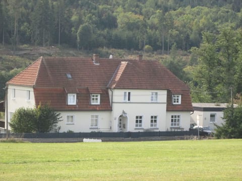 grosse, hundfreundliche Ferienwohnung in der Nähe des Flusses