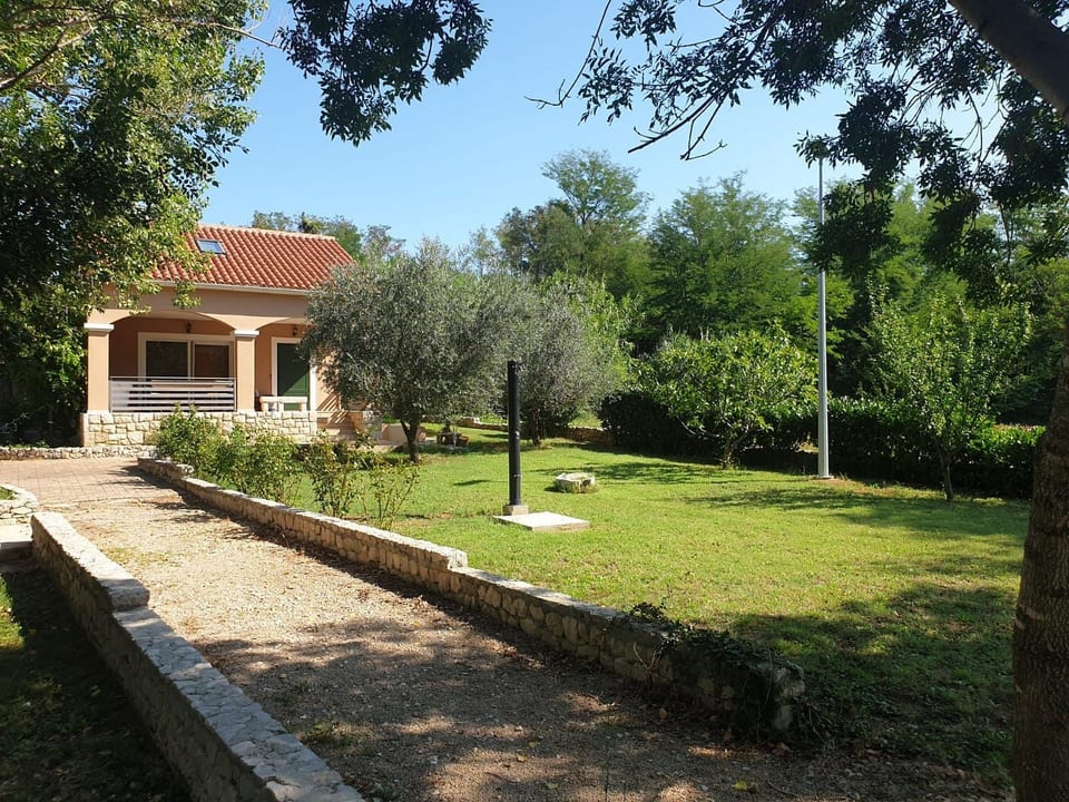 Casa junto al río con camas en galería - Nin